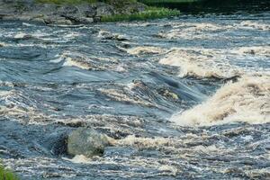 turbulento corriente en el río rápidos foto
