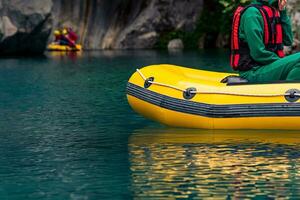 turistas en un inflable barco canotaje abajo el azul agua cañón en goynuk, Turquía foto