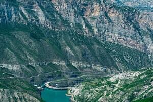 reservorio en un montaña cañón y el Superior parte de el arco represa de un hidroeléctrico poder planta foto