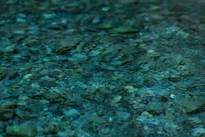 resumen borroso antecedentes - superficie de un transparente limpiar azul agua con círculos desde gotas foto