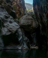 enorme Roca cuelga atascado Entre dos paredes de el goynuk cañón en Turquía foto