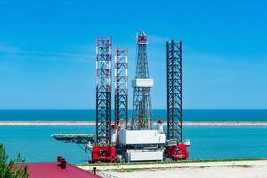 flotante petróleo plataforma amarrado en el puerto marítimo a el muelle foto