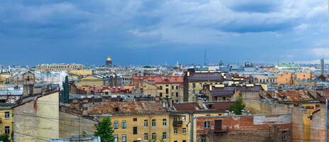 panorámico ver de el ciudad techos en el histórico centrar de Santo Petersburgo antes de el comienzo de un tormenta foto