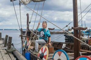 turista a bordo un moderno réplica de antiguo vikingo Longship foto