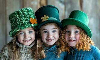 ai generado Tres niños vistiendo S t patrick's día sombreros y sonriente foto