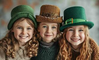 ai generado Tres niños vistiendo S t patrick's día sombreros y sonriente foto