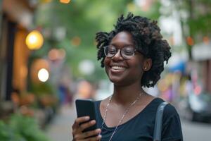 ai generado contento africano americano mujer participación su teléfono inteligente fuera de foto