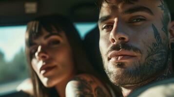 ai generado un hombre con tatuajes es siguiente a un mujer en el coche foto