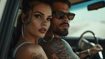 ai generado un hombre con tatuajes es siguiente a un mujer en el coche foto