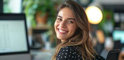 ai generado un sonriente mujer vestido en un oficina es sentado en frente de su computadora sentado en un oficina foto