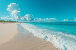 ai generado un blanco arenoso playa con azul olas en el Oceano foto