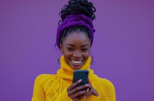 ai generado negro mujer utilizando célula teléfono y sonriente en antecedentes en contra púrpura foto