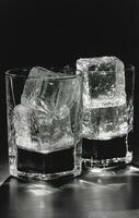 ai generado dos hielo cubitos en un vaso con whisky foto