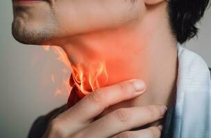 ai generado fuego a cuello de un hombre. concepto de dolorido garganta, faringitis, laringitis, tiroiditis, asfixia foto