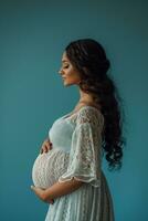 ai generado retrato de hermosa joven embarazada mujer conmovedor barriga en pie en color antecedentes foto