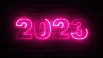 nuovo anno colorato neon luci 2023 visualizzato nel blu e rosa laser o fluorescente leggero mostrando un' scatola modello su un' nero sfondo. video
