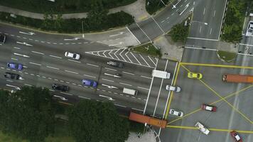 parte superior ver de un ciudad intersección con un autobús, carros y personas cruce el calle. disparo. tráfico a tiempo de día, camino cruzado en el centrar de grande ciudad, aéreo parte superior vista. foto