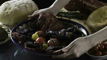 carne corte en plato con Tomates. escena. cerca arriba de plato con Exquisito cortar jamón y carne con Tomates. carne culinario plato en antecedentes de Fresco hierbas y un pan foto