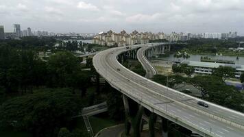 panorámico aéreo ver de río puente en el ciudad con arboles en parques disparo. antena ver de el puente con carros cruce un hermosa río y moderno paisaje urbano foto