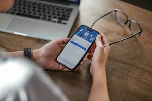 Facebook social medios de comunicación aplicación logo en acceso, Regístrate registro página en móvil aplicación pantalla en iphone 14 en de la persona mano trabajando en comercio electrónico compras negocio foto