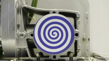 giratorio azul espiral en blanco antecedentes. hdr. cerca arriba de automatizado mecanismo con giratorio hipnótico espiral, concepto de hipnosis y psicoterapia. foto