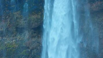 majestuoso cascada en Islandia con agua que cae apagado acantilados y montañas, seljalandsfoss cascada con río fluir. hermosa islandés paisajes y escenario, espectacular Reikiavik naturaleza. foto