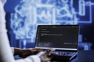 calificado técnico actualizaciones neural redes hecho arriba de interconectado nodos, escritura intrincado binario código guiones en ordenador portátil. experto experto usos programación a potenciar ai simulación modelo foto
