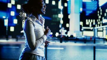 alegre mujer de negocios saltando alrededor y saludo otro peatones, caminando en ciudad calles a noche. animado mujer disfrutando sí misma mientras vagante en metropolitano avenidas foto