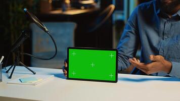 contenido creador Película (s croma llave tableta vídeo revisión para tecnología entusiastas utilizando profesional cámara. viral en línea estrella Hospedadores tecnología Internet espectáculo, desembalaje verde pantalla digital dispositivo, cerca arriba foto