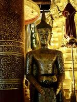 Buda estatuas, dorado Buda estatuas, estatua a el antiguo templo, pacífico imagen de un Buda estatua, antiguo Buda estatuas sur este Asia foto