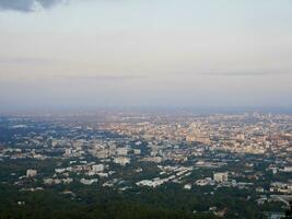 paisaje de chiang mai ciudad formar doi suthep montaña a mañana, el chiang mayo más alto ver punto Sierra el ciudad como amplio como el ojo, bueno atmósfera, hermosa ver en frente foto