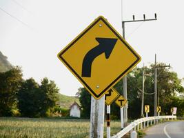 tráfico la carretera señales, precaución amarillo la carretera señales flechas, giro Derecha flecha a el Derecha adelante amarillo diamante firmar camino, la carretera flechas firmar símbolo botón transparente antecedentes foto