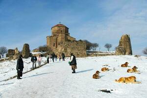 mtsjeta, georgia-enero 14, 2023 turistas visitar jvari monasterio es uno de el más famoso sitio en Georgia soportes en el montaña parte superior a el confluencia de el mtkvari y aragvi ríos foto