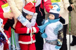 niños en nuevo años disfraces carrera en enero 1 en nuevo años disfraces corriendo club Novosibirsk 01.01.2024 foto