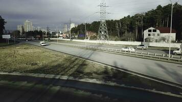 parte superior ver de el intercambio de tráfico carros fuera de el ciudad. video. tráfico carros en el país en el autopista foto