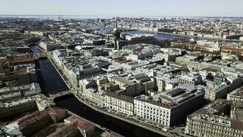 parte superior ver de antiguo pueblo en pie en río. hermosa ciudad con antiguo edificios y casas en pie a río canales paso mediante ciudad foto