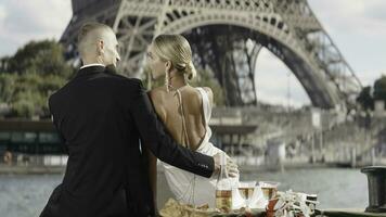 romántico elegante Pareja en fecha a torre. acción. lujoso elegante Pareja en fecha en París. Pareja en fecha con ver de eiffel torre en soleado verano día foto