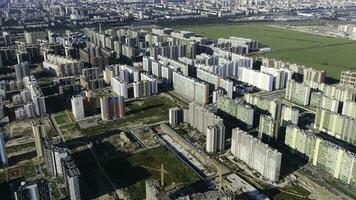 aéreo ver de el nuevo moderno residencial complejos en el grande ciudad con carreteras, estacionamientos y patios de recreo movimiento. parte superior ver de moderno edificio en Moscú región. foto