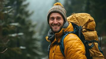 ai generado contento hermosa hombre va excursionismo en el montaña foto