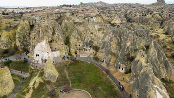 Visão do a Goreme aberto ar museu dentro Capadócia, peru. isto unesco mundo herança local é a essencial Pare em qualquer capadócio itinerário. turistas visitando a histórico local. video