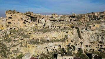 antenn Drönare se de gammal troglodyte lösning av cavusin, i Kappadokien, Kalkon. detta plats är del av de goreme nationell parkera och de sten webbplatser av cappadocia inskriven som en unesco webbplats. video