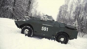 lanzar un granada en un militar tanque. acortar. soldado lanza un mano granada dentro un batalla tanque o blindado personal transportador, invierno antecedentes, soldado lanza un formación granada dentro un tanque en el invierno foto