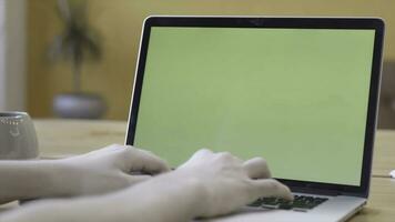 mujer manos con Perfecto manicura mecanografía en un ordenador portátil teclado. valores imágenes. croma llave verde pantalla para colocación de tu propio contenido. foto