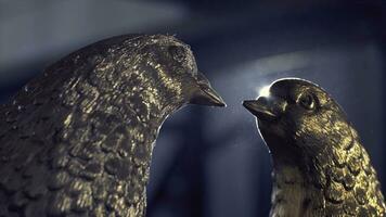 par de Clásico blanco Paloma hecho de bronce y Dom antecedentes. estatuillas palomas hecho de metal. dos estatuillas de palomas me gusta un el Monumento de amor. el Monumento de amor hecho de bronce foto