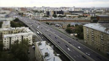 aéreo ver en pesado tráfico de cerca , vehículos movimiento difuminar en viaducto. día la carretera ciudad movimiento difuminar. aéreo ver de llevar a la fuerza viaducto noche, grave tráfico congestión. foto