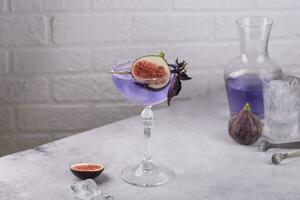 púrpura higo cóctel o Mocktail en vaso foto