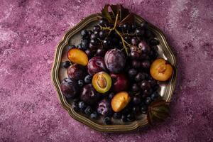 surtido de púrpura Fruta ciruela, uva, arándano y albahaca foto