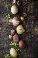 Pascua de Resurrección huevos pintado con natural colorante foto