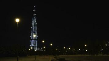 ver desde el fondo en el hermosa rascacielos lahta centrar a noche diseñado por premio victorioso británico arquitecto Tony pava. concepto. el de europa más alto torre foto