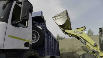 Alemania - Berlina, noviembre 20, 2022. excavador en acción a el construcción sitio. escena. excavador voltear el Cubeta de amarillo color cargado con arena, cargando el camión con arena. foto
